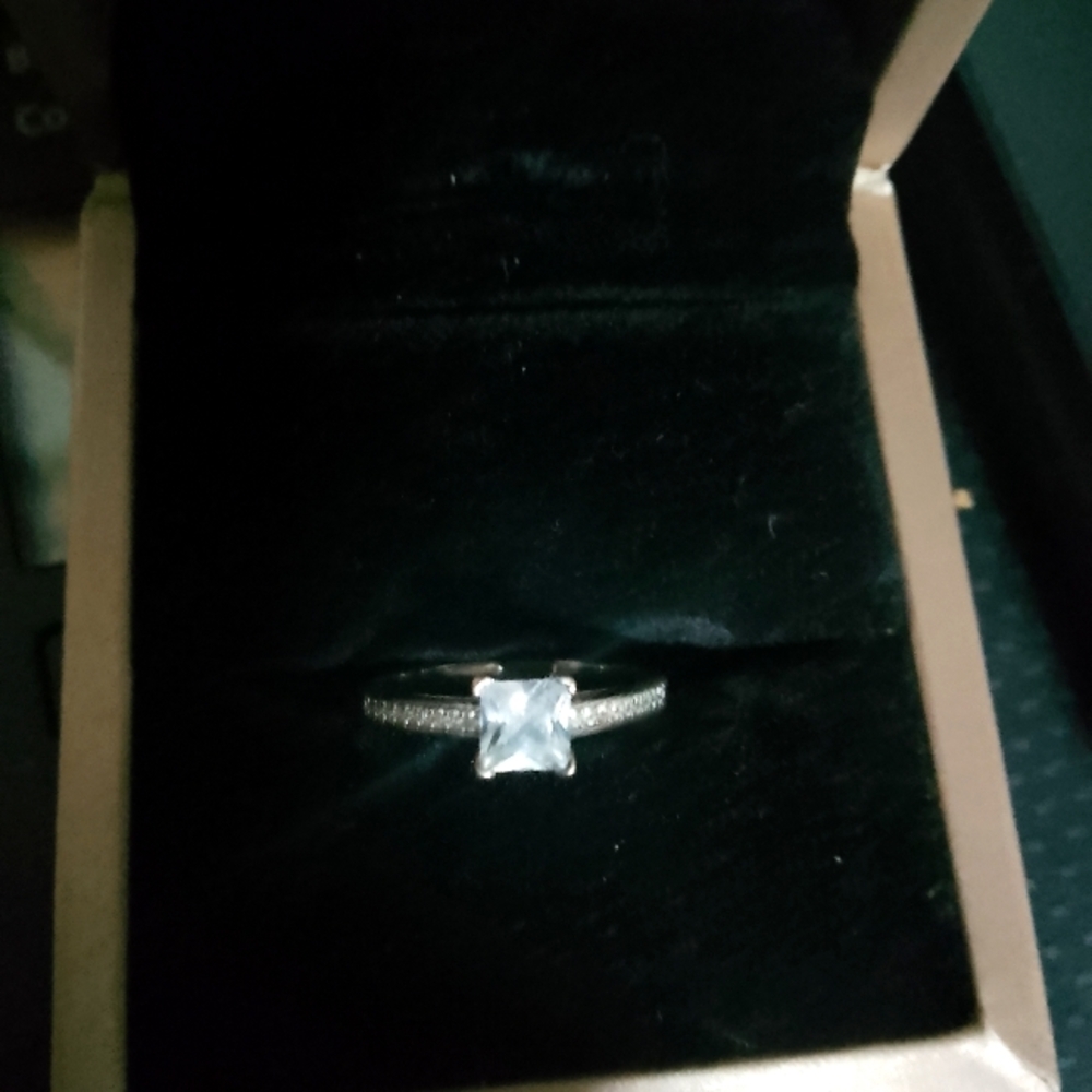 Elegant Silver Ring with Clear Gemstone